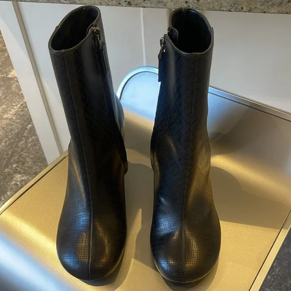 NIB GIVENCHY G CUBE BLACK ANKLE BOOTS. 39 - Picture 3 of 11